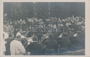 1917 Kaiser Karl I. beim Begräbnis des Grossadmirals Anton Haus in Pola / Károly király, Frigyes főherceg, az osztrák vezérkar tagjai és az SMS Viribus Unitis matrózai Anton Haus temetésén / the funeral of Grossadmiral Anton Haus, photo