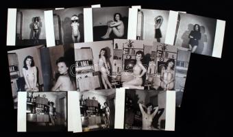 cca 1970 Hölgy látogatók, 13 db finoman erotikus fénykép, modern nagyítások, 10x15 cm / 13 erotic photos, 10x15 cm