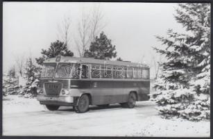 cca 1960 Ikarus-busz télen, modern előhívás, a BKV részére postán megküldve, 9×14 cm