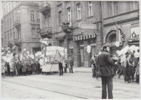 cca 1955-1970 3 db szocreál fotó, május elsejei felvonulással, üzemi életképpel, Rákosi Mátyásról készült fotómásolattal, 18x13 cm