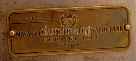 Magyar Leszámítoló és Pénzváltó Bank Berlin téri Fiókja fém persely, kulccsal, 9x9x4 cm