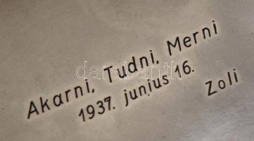 Fém doboz, gravírozott "Akarni, Tudni, Merni" felirattal, fa betéttel, 15×11 cm