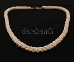 Apró gyöngyszemekből fűzött nyakék díszdobozban, h: 45 cm