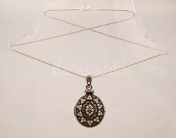 Apró gyöngyökkel díszített ezüst(Ag) fényképtartós függőmedál, ezüst(Ag) láncon, hátoldalon indamotívumos díszítéssel, br: 13,9 g