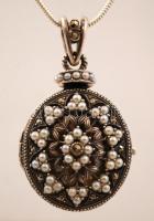 Apró gyöngyökkel díszített ezüst(Ag) fényképtartós függőmedál, ezüst(Ag) láncon, hátoldalon indamotí...