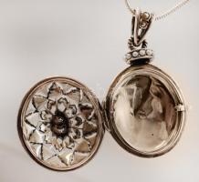 Apró gyöngyökkel díszített ezüst(Ag) fényképtartós függőmedál, ezüst(Ag) láncon, hátoldalon indamotí...