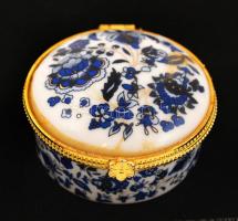 Bizsu fülbevalópár porcelán ékszertartó dobozkában