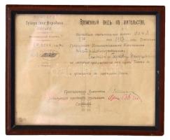 1917 A Tomszki Kormányzóság végrehajtó bizottságának szabad mozgást biztosító ideiglenes tartózkodási engedélye osztrák hadifogoly részére, aláírásokkal, hátulján későbbi hivatali feljegyzésekkel, üvegezett fa keretben