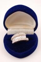 Fém gyűrű, ötsoros církónia díszítéssel, gyűrűtartó dobozkában, méret: 56