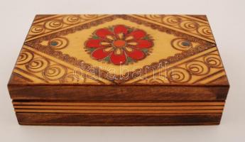 Amorf elemekből fűzött korall nyaklánc, festett fa dobozkában, h: 80 cm