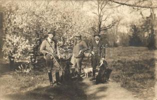 Vadásztársaság vadászkutyákkal / Hunters with hunting dogs, photo  (EK)