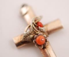 Kereszt alakú ezüst (Ag.) medál, aranyozott, kő berakással, jelzett, 4×2 cm, bruttó 1,4 g