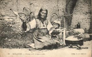 Bitola, Monastir; Femme serbe occupe a filer / Serbian woman with yarn spin, folklore (EK)