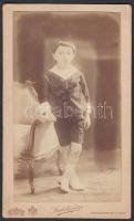 1915 Ötéves kisfiú műtermi portréja, kartonra kasírozott fotó Strelisky budapesti műterméből, 19x11 cm