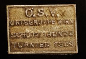 Városháziőr, (Bécs 1954), fém szobor posztamensen, 13cm