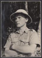 Cserkész fiatalember egyenruhában, kartonra kasírozott fotó, 18x13 cm