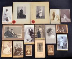 cca 1890-1930 cca 100 db régi keményhátú fotó, nagyrészt portrék, egy részük hátulján feliratozva, köztük érdekes darabokkal is, különböző méretben