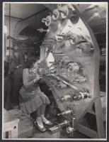 Sziklai Dezső(1910-1997): Élmunkásnő, pecséttel jelzett, feliratozott fotó, 23x18 cm