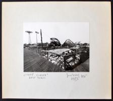 1983 Jankovszky György(1946-): New York, Coney Island, feliratozva, aláírt, pecséttel jelzett, kartonra kasírozva, fotó: 11x14 cm, karton: 21x24 cm