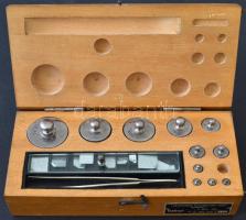 Labor súlykészlet (Laboratóriumi Felszerelések Gyára, Budapest), kis hiánnyal, saját dobozában