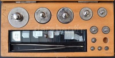 Labor súlykészlet (Laboratóriumi Felszerelések Gyára, Budapest), kis hiánnyal, saját dobozában