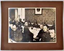 cca 1920 Katonatisztek ebédje, kartonra kasírozott fotó Schäffer budapesti műterméből, 18x24 cm, karton 25x31 cm