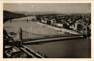 Budapest, látkép az Erzsébet híddal és két dunai fauszodával