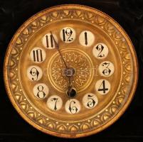 Szecessziós kandalló óra, festett fajansz, "Amicitia vincit horas" felirattal, óraszerkeze...