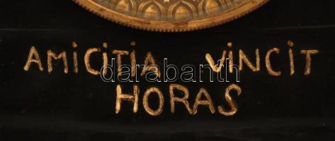 Szecessziós kandalló óra, festett fajansz, "Amicitia vincit horas" felirattal, óraszerkeze...