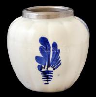 Kínai kék mázas fajansz kisbáza, fém peremmel, jelzett, máz alatti repedésekkel, m: 8 cm