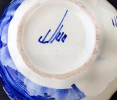 Kínai kék mázas fajansz kisbáza, fém peremmel, jelzett, máz alatti repedésekkel, m: 8 cm