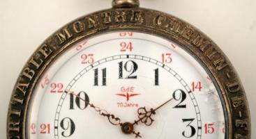 GdE svájci zsebóra 70 éves jubileumra, sérült számlappal és lencsével, működik