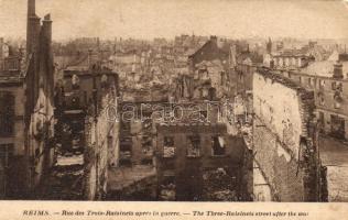 Reims, Rue des Trois-Raisinets aprés la guerre / street and damaged buildings after the war, WWI, from postcard booklet (EB)