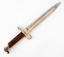 cca 1914-1918(?) Mannlicher szurony, fa markolattal, a pengén kis kopásnyomokkal, rozsdás fém hüvely...