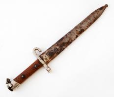 cca 1914-1918(?) Mannlicher szurony, fa markolattal, a pengén kis kopásnyomokkal, rozsdás fém hüvely...