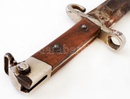 cca 1914-1918(?) Mannlicher szurony, fa markolattal, a pengén kis kopásnyomokkal, rozsdás fém hüvely...