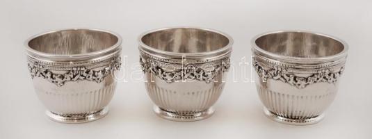 Ezüst likőrős pohár, V. M. S. bécsi  mesterjeggyel,  nettó:153,7gr., jelzett, 3db, 4x5cm/Silver liqueur stem glasses, V. M.S. in Vienna, net: 153,7gr, marked, 3 pcs, 4x5cm.