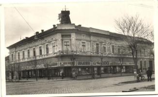 Békéscsaba, Andrássy út, a Békés Megyei Kereskedelmi Bank székháza, Bohus vasárú