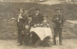 Vipiteno, Sterzing (Tirol); Mulatozó társaság vadászokkal / group photo with hunters