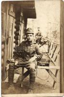 1917 Első világháborús K.u.K. katona tábori telefonnal / WWI K.u.K. soldier with field telephone, photo (EK)