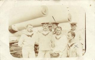 SMS Erzherzog Friedrich matrózai a fedélzeten, katonai cenzúra pecsételéssel / Mariners on the deck of the Austro-Hungarian pre-dreadnought SMS Erzherzog Friedrich, military censorship cancellation on backside, photo (EB)