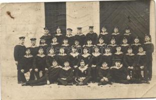 1911 A K.u.K. haditengerészet matrózainak csoportképe / Group of Austro-Hungarian Mariners, photo (Rb)