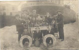 ~1930 DDSG tankuszály matrózok és MFTR dolgozók az újpesti (?) kikötőben / DDSG Tank XXIX, workers of the Hungarian ship company, photo