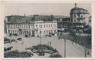 Nagyvárad, Oradea; Bémer tér, A Magyar Általános Bank Nagyváradi Fiókja, Drogéria, Fazekas szabósága, Vadas üzlete, villamos / square, bank, drug store, cloth shop, tram, automobile (EK)