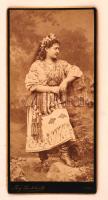 cca 1880-1900 Pulitzer  Gézáné, Caroline Finaly (1849-1934) operaénekes,  keményhátú kabinetfotó, Wien,szép állapotban, 17x11cm