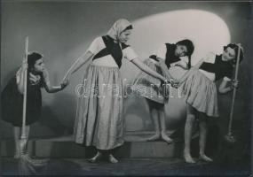 cca 1935 Szentpál Olga gyermek tánccsoportjának előadása, Leichtner Erzsébet pecsétjével jelzett vintage fotó, 11,5x16,5 cm