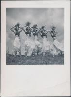 cca 1935 Szabadtéri felvétel Szentpál Olga tánccsoportjának tagjairól, vintage fotó, 5x5 cm-es kép 9x6,5 cm-es fotópapíron