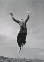 cca 1935 Ugrás az ég felé, Szentpál Olga mozgásművészeti iskolájának archivumában talált fénykép másolata modern nagyításban, 18x13 cm