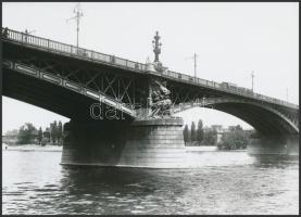 cca 1935 Budapest, a 73-as (vagy a 23-as?) villamos a Margit hídon, korabeli negatívról készült modern nagyítás, 13x18 cm