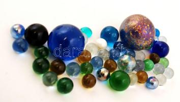 45 db színes üveggolyó, különböző méretben (38 db kicsi, 5 db közepes, 2 db nagy)